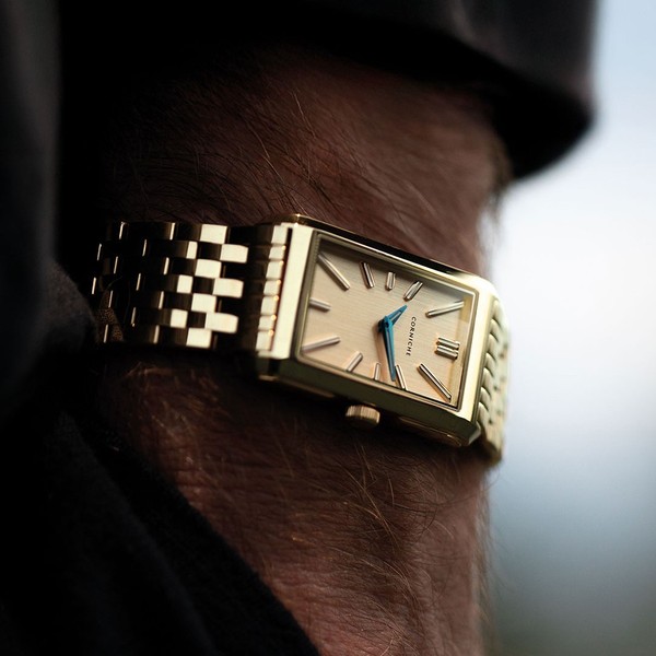 Corniche Visionnaire Yellow Gold On Bracelet - 24 x 39.5mm